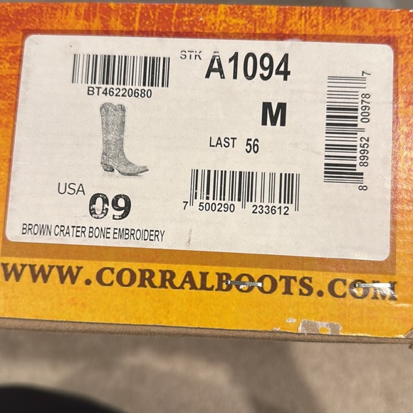 Corral Distressed Brown and Cream Embroidered Boots - Picture 5 of 5